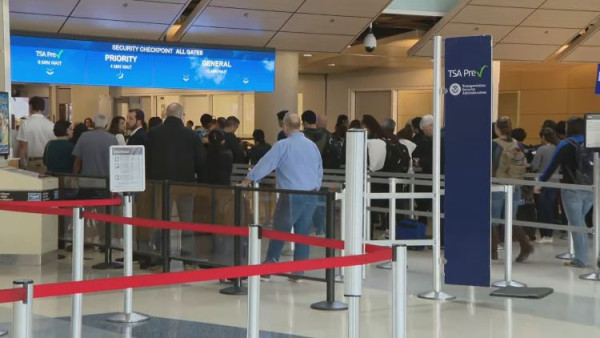 DFW 국제공항이 신속한 보안 검색대 통과를 위해 Fast Pass 프로그램을 시범 운영한다. (사진 출처: FOX4)