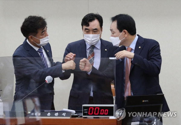 성실국감 다짐하는 정무위원장과 여야간사 (서울=연합뉴스) 진성철 기자 = 윤관석 국회 정무위원장(가운데), 더불어민주당 김병욱 간사(왼쪽), 국민의힘 성일종 간사가 8일 국회 정무위원회에서 열린 공정거래위원회·한국소비자원 등 국정감사에 앞서 성실한 국감을 다짐하고 있다. 2020.10.8 zjin@yna.co.kr