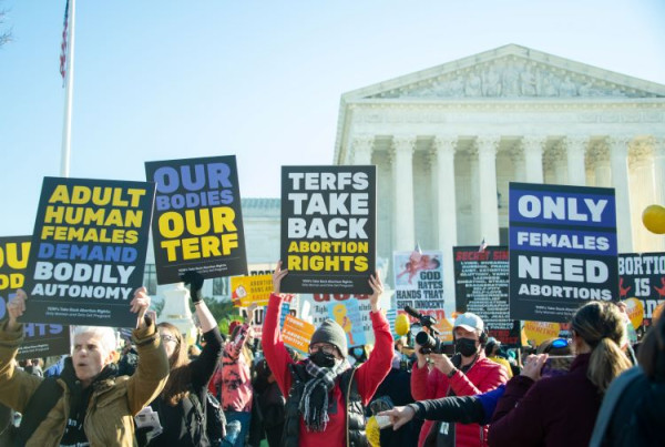 워싱턴, DC, 미국 - 2021년 12월 1일: 대법원이 로우 대 웨이드 사건과 2021년 12월 1일 워싱턴 DC에서 낙태 권리 문제를 개정하면서 시위자들은 대법원 밖에서 시위한다