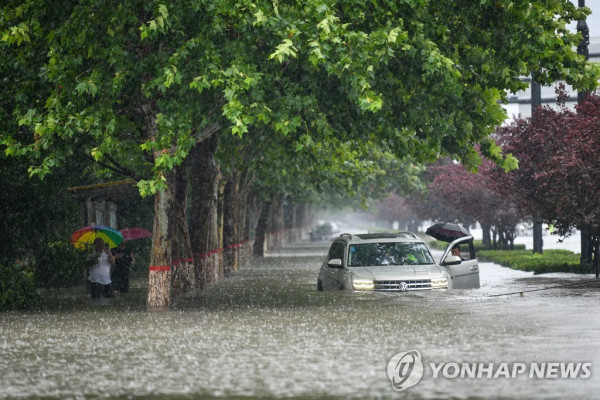 20일 중국 허난성 정저우에서 차량이 폭우로 인해 침수된 모습