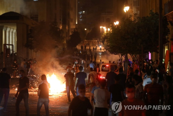 정부 무능 규탄하는 레바논 시위대 (베이루트 로이터=연합뉴스) 초대형 폭발 참사가 발생한 레바논의 수도 베이루트의 의사당 주변에서 7일(현지시간) 새벽 반정부 시위대가 도로에 불을 지르고 있다. jsmoon@yna.co.kr