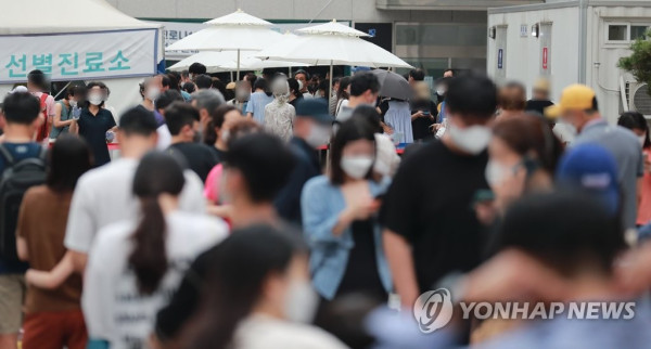  9일 오전 서울 강남구 보건소 선별진료소를 찾은 시민들이 신종 코로나바이러스 감염증(코로나19) 검사를 위해 차례를 기다리고 있다.