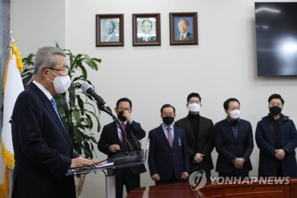 전직 대통령 구속 사과하는 김종인 비대위원장, 인적쇄신 약속 (서울=연합뉴스) 진성철 기자 = 국민의힘 김종인 비상대책위원장이 15일 오전 서울 여의도 국회에서 전직 대통령 구속 관련 대국민사과와 함께 인적쇄신을 약속하고 있다. 2020.12.15 .zjin@yna.co.kr