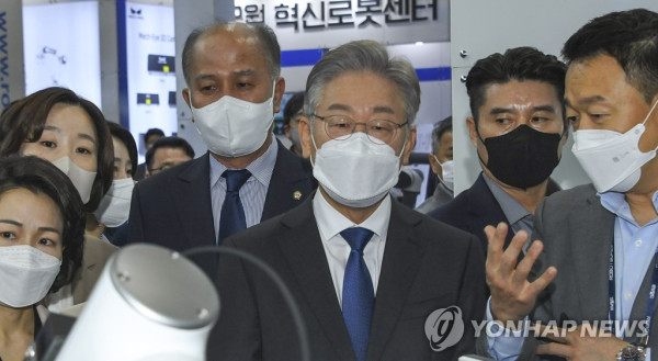 이재명, 로봇 전시회 참석 (사진 출처: 연합뉴스)