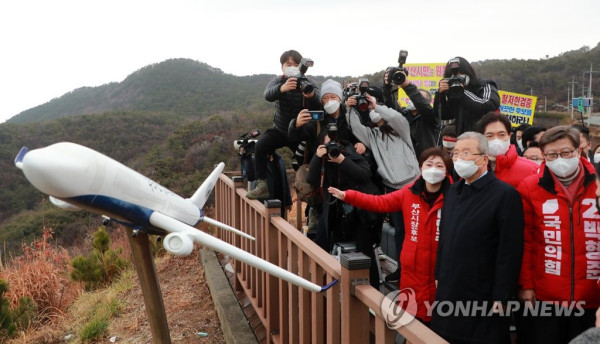 가덕도 민심 달래기 나선 국민의힘 (부산=연합뉴스) 손형주 기자 = 국민의힘 김종인 비상대책위원장이 1일 오전 부산 강서구 가덕도 대항전망대를 찾아 국민의힘 부산시장 예비후보들과 함께 가덕도 신공항 예정 부지를 둘러보고 있다. 김 위원장은 이날 부산을 찾아 