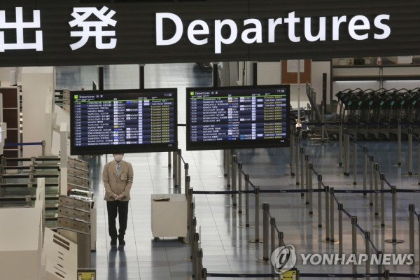 일본 코로나19 입국 규제…적막한 하네다 국제공항 출국장 (도쿄 AP=연합뉴스) 2020년 12월 28일 일본 도쿄 하네다 국제공항의 출국장이 승객들의 발길이 끊긴 채 적막한 모습을 보인다. 일본 정부는 신종 코로나바이러스 감염증(코로나19) 확산과 영국발 변이 코로나19 발생에 대응해 이날부터 내년 1월 말까지 모든 국가와 지역에서의 외국인 신규 입국을 중단하기로 했다. leekm@yna.co.kr