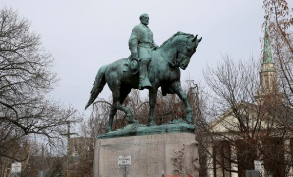  2018년 2월28일 버지니아주 샬러츠빌의 공원에 있는 남부연합군 로버트 리 장군의 동상.