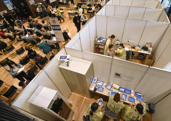 일본, 고령자 백신 접종 (고베 교도=연합뉴스) 10일 오후 일본 효고(兵庫)현 고베(神戶)시에 마련된 신종 코로나바이러스 감염증(코로나19) 백신 접종장에서 고령자가 백신을 맞고 있다. 별도의 방에서는 의료진이 백신을 준비하고 있다.