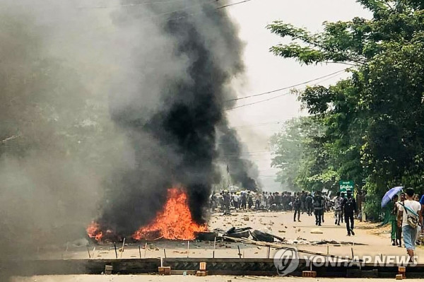 미얀마 최대 도시 양곤의 거리에 진출한 시위대 (양곤 AFP=연합뉴스) 미얀마 최대 도시 양곤의 사우스 다곤 지역에서 29일(현지시간) 군부 쿠데타를 규탄하는 시위대가 임시로 설치한 바리케이드가 불타고 있다. [페이스북 제공. 마케팅 및 광고 금지] jsmoon@yna.co.kr