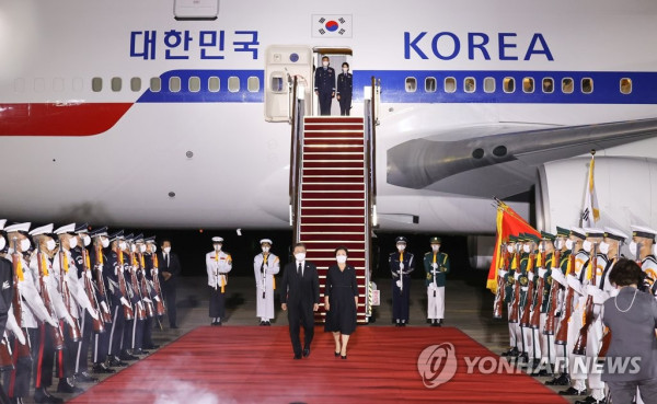 방미 일정을 마치고 귀국한 문재인 대통령과 김정숙 여사가 23일 밤 서울공항에 도착해 공군1호기에서 내려오고 있다.