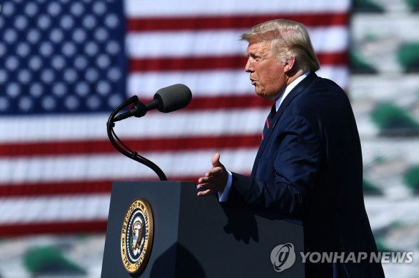 송고시간2020-08-24 13:00 공유 댓글 글자크기조정 인쇄 류지복 기자류지복 기자 나흘간 전대 개막…바이든과 양자구도 확정후 대선정국 돌입 거물급 인사 찬조연설…27일 대선후보 수락연설로 대단원 (워싱턴=연합뉴스) 류지복 특파원 = 미국 공화당은 24일(현지시간)부터 전당대회를 열어 재선에 도전하는 도널드 트럼프 대통령을 당의 대선 후보로 공식 선출한다.  도널드 트럼프 미국 대통령 [AFP=연합뉴스] 도널드 트럼프 미국 대통령 [AFP=연합뉴스]