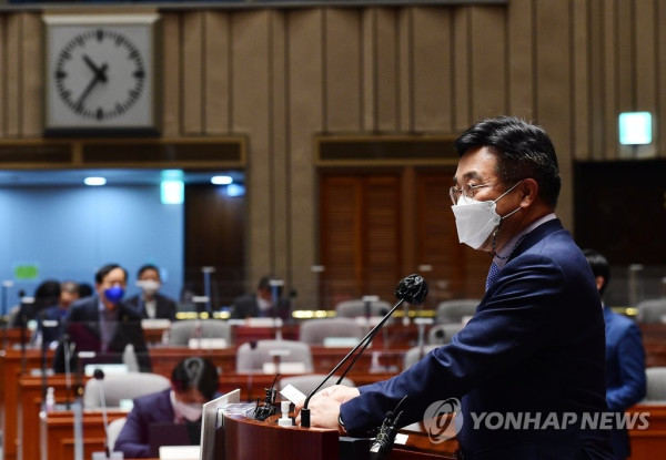 의총에서 발언하는 윤호중 원내대표 (서울=연합뉴스) 하사헌 기자 = 더불어민주당 윤호중 원내대표가 27일 오전 국회에서 열린 부동산 관련 정책의원총회에서 발언하고 있다. 