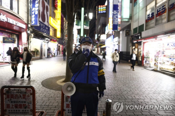 코로나19 긴급사태 선언 첫날 외출 자제 당부하는 일본 경찰관 (도쿄 AFP=연합뉴스) 일본 정부의 신종코로나바이러스감염증(코로나19) 긴급사태 선언이 발효된 첫날인 8일 도쿄 신주쿠의 거리에서 한 경찰관이 시민들에 오후 8시 이후 외출 자제를 권고하고 있다. jsmoon@yna.co.kr