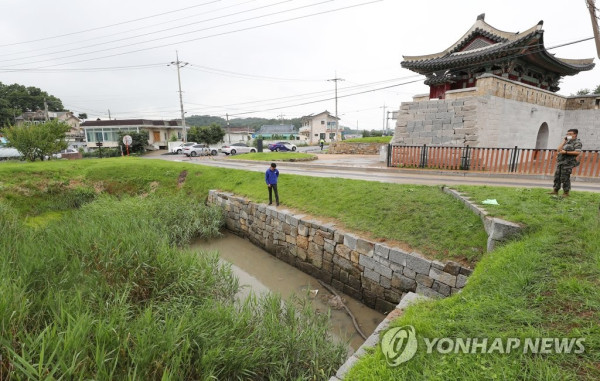 월북한 김 모 씨의 가방이 발견된 것으로 추정되는 배수로 (인천=연합뉴스) 김도훈 기자 = 군 당국은 최근 월북한 것으로 추정되는 탈북민 김모 씨가 강화도 일대에서 출발한 것으로 추정된다고 27일 밝혔다. 사진은 김씨의 가방이 발견된 것으로 추정되는 인천 강화군 강화읍 월곳리의 한 배수로 모습. 2020.7.27 superdoo82@yna.co.kr