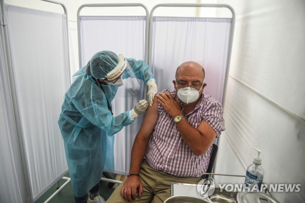 中 시노팜 코로나19 백신 임상시험 나선 페루 대학병원 (리마 AFP=연합뉴스) 페루 수도 리마의 카예타노 에레디아 대학 임상연구센터에서 지난 9일(현지시간) 한 의료인이 임상시험 자원자의 팔에 중국 시노팜이 생산한 신종코로나바이러스감염증(코로나19) 백신을 접종하고 있다. jsmoon@yna.co.kr