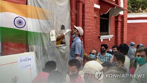 인도 하루 확진자수 세계 최다…삼중변이까지 (CG) [연합뉴스TV 제공]