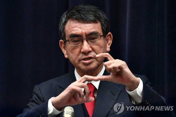 코로나19 백신 접종 계획 밝히는 일본 행정개혁 담당상 (도쿄 AFP=연합뉴스) 일본의 신종 코로나바이러스 감염증(코로나19) 백신 접종 책임자인 고노 다로 행정개혁 담당상이 16일 도쿄에서 기자회견을 열고 코로나19 백신 접종 계획을 발표하고 있다. 고노 담당상은 17일부터 의료종사자 4만 명을 대상으로 화이자·바이오엔테크의 코로나19 백신 접종을 개시한다고 밝혔다. 그는 앞으로 1년 안에 16세 이상 모든 대상자의 접종을 마칠 계획이라고 말했다.