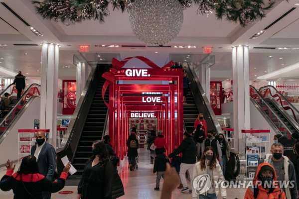 작년 크리스마스 이브의 미국 뉴욕의 한 백화점 (사진 출처: 연합뉴스)