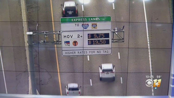 포트워스와 DFW 공항을 잇는 121 고속도로 통행료가 20달러에 달한다. (사진 출처: CBS DFW)