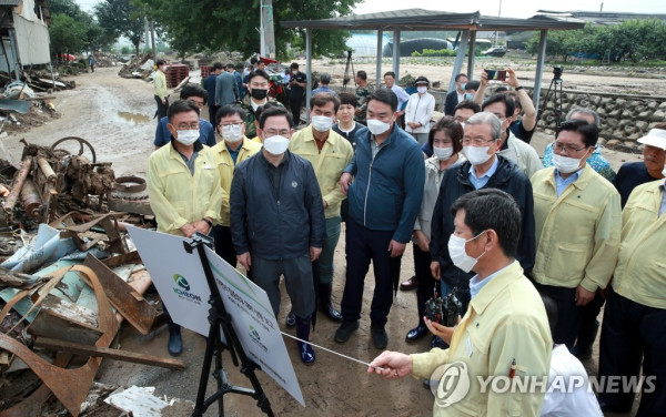 수해 현황 브리핑 듣는 김종인-주호영 (이천=연합뉴스) 한종찬 기자 = 미래통합당 김종인 비상대책위원장과 주호영 원내대표가 5일 오전 경기 이천시 율면 산양1리 마을회관 앞에서 이천시청 관계자에게 수해 현황 브리핑을 듣고 있다. 2020.8.5 saba@yna.co.kr