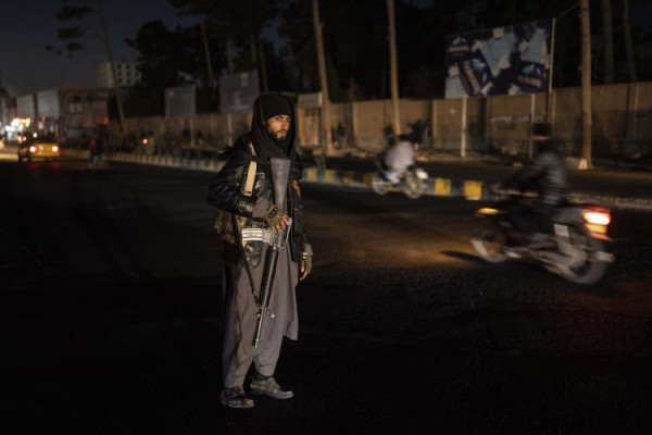 무장한 탈레반 군인이 길목을 지키고 있다. (사진 출처: AP)