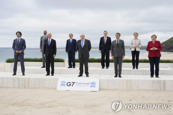 주요 7개국(G7) 정상들이 11일(현지시간) 기념사진을 촬영하고 있다.