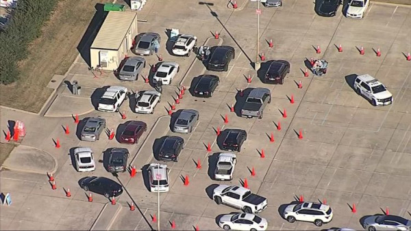 프리스코의 한 진단 검사소에 차들이 길게 줄을 서 있다. (사진 출처: NBC5)