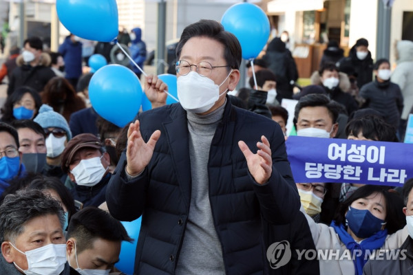 이재명 대선후보, 강릉 중앙시장서 지지 호소 (사진 출처: 연합뉴스)