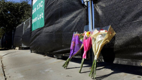 사고 발생 다음날 콘서트장 앞에 놓인 추모 꽃다발들 (사진 출처: AP / ABC12)