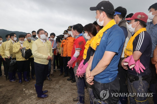 집중호우 피해 주민과 간담회하는 문 대통령 (천안=연합뉴스) 이진욱 기자 = 문재인 대통령이 12일 오후 집중 호우 피해를 입은 충남 천안시의 오이농장을 방문, 피해주민, 자원봉사자들과 간담회를 하고 있다. 2020.8.12 cityboy@yna.co.kr