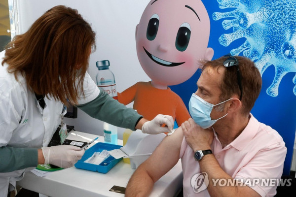 3일 이스라엘에서의 코로나19 백신 접종 [AFP=연합뉴스]