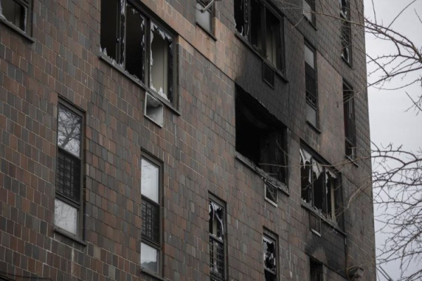 불이 난 브롱스의 건물 (사진 출처: AP)
