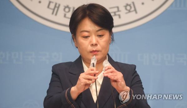 부친 땅 투기 의혹 관련 기자회견하는 윤희숙 의원