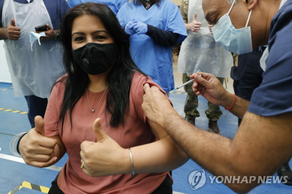 영국 런던 병원에서 코로나19 백신 접종하는 모습 [AP=연합뉴스 자료사진]