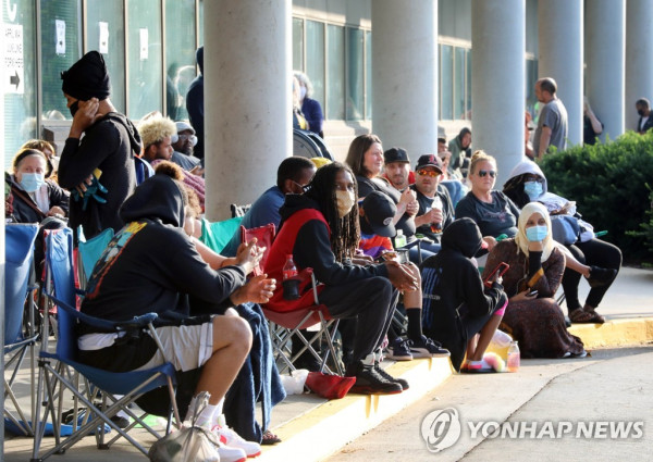 지난 19일(현지시간) 미국 켄터키주 프랭크퍼트의 한 고용센터 앞에서 주민 수백명이 실업수당을 지급받기 위해 대기하고 있다. [AFP=연합뉴스]