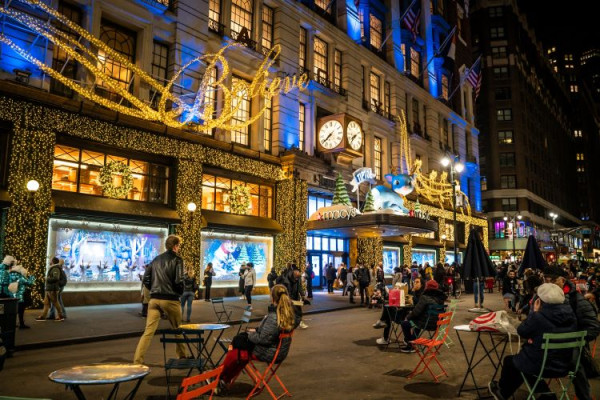 2021년 12월 15일: 미드타운 맨해튼 헤럴드 스퀘어에 있는 메이시스 백화점, 뉴욕, 미국