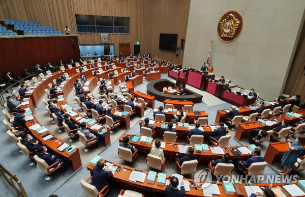 예결위 전체회의 개의 (서울=연합뉴스) 진성철 기자 = 24일 오전 국회에서 예산결산특별위원회 전체회의가 열리고 있다. zjin@yna.co.kr