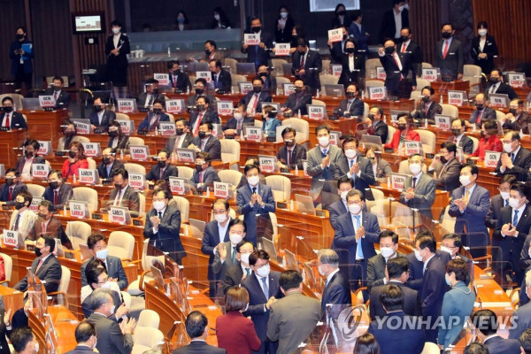 본회의장 입장하는 문 대통령 (서울=연합뉴스) 진성철 기자 = 2021년 예산안 시정연설을 위해 문재인 대통령이 28일 국회 본회의장에 입장하고 있다. 2020.10.28 zjin@yna.co.kr