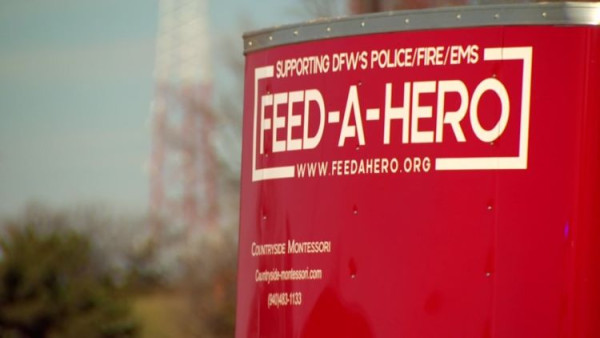 Feed a Hero 단체가 연휴에도 쉬지 못하고 일하는 루이스빌 경찰들과 소방대원들에게 식사를 제공했다. (사진 출처: NBC5)