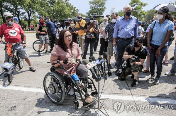 휠체어에 앉아 있는 태미 더크워스 상원의원 [EPA=연합뉴스 자료사진]