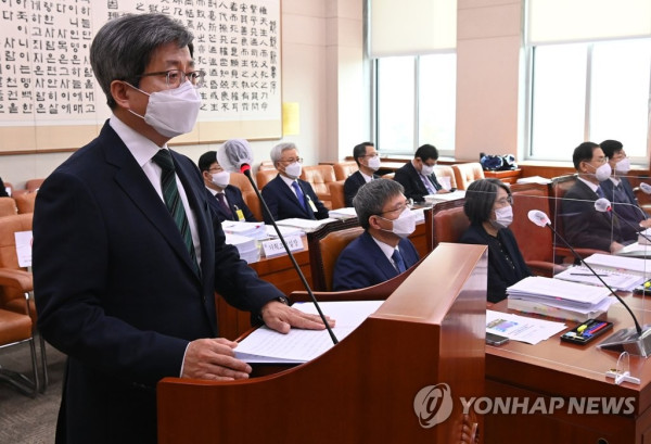 인사말하는 김명수 대법원장 (서울=연합뉴스) 안정원 기자 = 김명수 대법원장이 7일 오전 국회에서 열린 법사위의 대법원에 대한 국정감사에서 인사말을 하고 있다. jeong@yna.co.kr