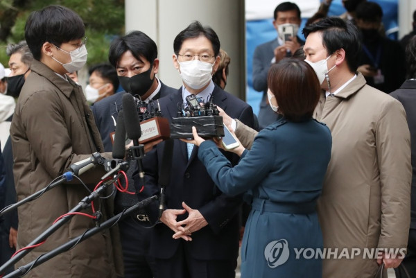 취재진 질문에 답하는 김경수 지사 (서울=연합뉴스) 김도훈 기자 = 댓글 여론조작 혐의로 재판에 넘겨진 김경수 경남지사가 6일 오후 서울 서초구 서울고등법원에서 열린 항소심 선고공판을 마친 뒤 건물을 나서며 취재진 질문에 답하고 있다. 재판부는 1심에서 집행유예를 선고했던 공직선거법 위반 혐의에 대해서는 무죄를 선고했지만, 댓글 조작(컴퓨터 등 장애 업무방해) 혐의에 대해서는 1심과 마찬가지로 징역 2년을 선고했다. 2020.11.6 superdoo82@yna.co.kr