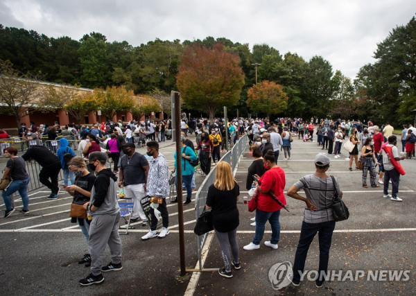 지난 12일(현지시간) 미국 조지아주 주민 수백명이 사전투표를 위해 대기하고 있다.[AP=연합뉴스]