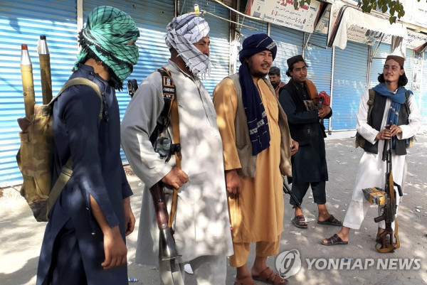 9일(현지시간) 아프가니스탄 북부 쿤두즈에서 경비를 서는 무장반군 탈레반 대원들