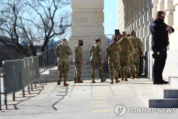 미국 연방 의사당 앞을 지키는 주방위군과 경찰 [로이터=연합뉴스]