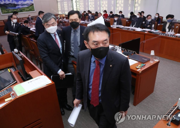 퇴장하는 국민의힘 외통위 의원들 (서울=연합뉴스) 안정원 기자 = 국회 외교통일위원회 국민의힘 김석기 간사와 김기현 의원 등이 2일 서울 여의도 국회에서 열린 외교통일위원회 전체회의에서 남북관계 발전에 관한 법률 일부개정법률안 표결 처리에 반대하며 집단 퇴장하고 있다. 개정안은 군사분계선 일대에서 전단 살포 행위 등 남북합의서 위반행위를 하는 경우 최대 3년 이하 징역, 또는 3천만원 이하 벌금으로 처벌할 수 있게 하는 내용이다. 2020.12.2 jeong@yna.co.kr