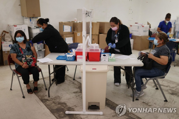 미국 플로리다주의 한 병원에서 백신을 접종하는 주민들 [AFP/게티이미지=연합뉴스]