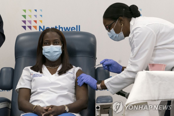 미국서 첫 코로나19 백신 접종한 뉴욕 병원의 간호사 샌드라 린지 [AP=연합뉴스]