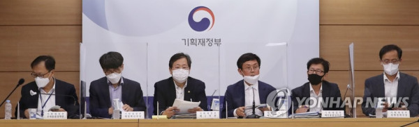 2021년도 예산안 상세 브리핑 (세종=연합뉴스) 김주형 기자 = 안일환 기획재정부 2차관과 안도걸 예산실장 등 참석자들이 지난 27일 세종시 정부세종청사에서 열린 