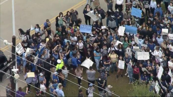 존 H 가이어 고등학교 학생 수백 명이 집단으로 수업을 거부했다. (사진 출처: CBS DFW)
